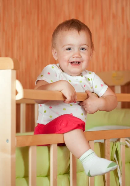 Счастливый ребенок в кроватке — стоковое фото
