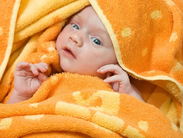 Bebê em cobertor quente laranja — Fotografia de Stock