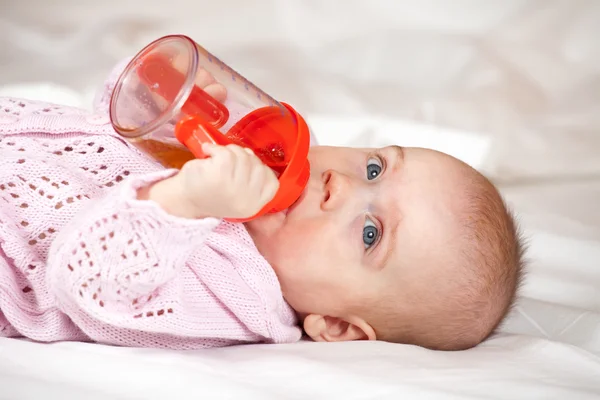 Menina do bebê que coloca witn bebê garrafa — Fotografia de Stock