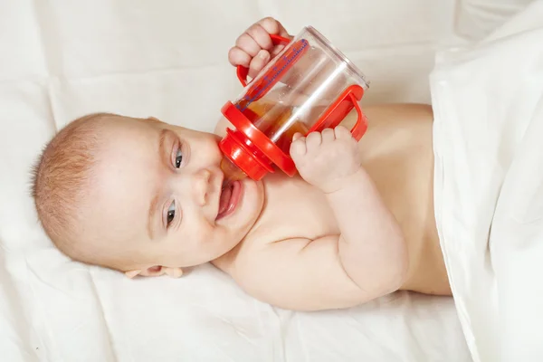 Маленький гир с детской бутылочкой — стоковое фото