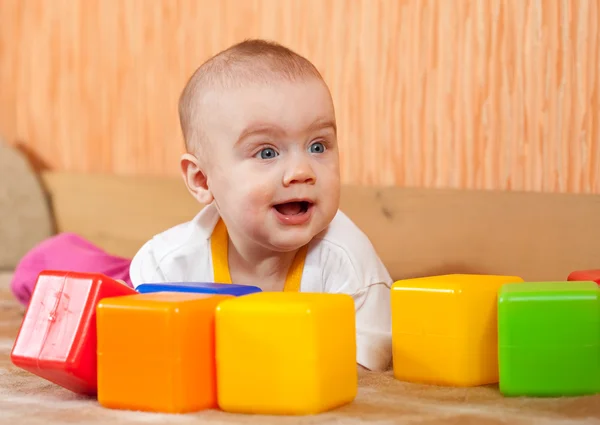 Bebê brinca com blocos de brinquedo — Fotografia de Stock