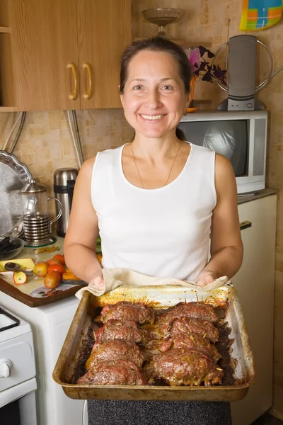 Woman with cooked stuffed bee — Stock Photo, Image