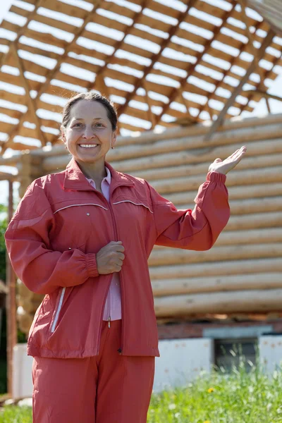 Mulher feliz na frente da construção de casa — Fotografia de Stock
