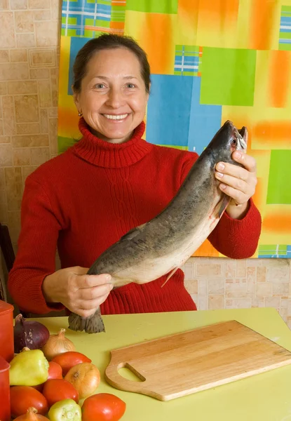 Mulher com peixe de salmão — Fotografia de Stock