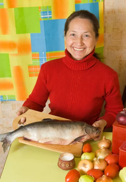 Zralá žena s červeným ryb — Stock fotografie