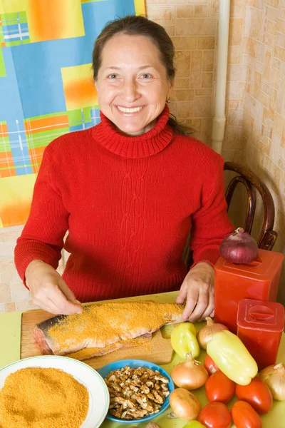 Woman is breading fish — Stock Photo, Image