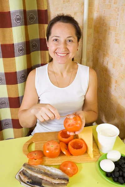 烹饪 farci 番茄的女人 — 图库照片