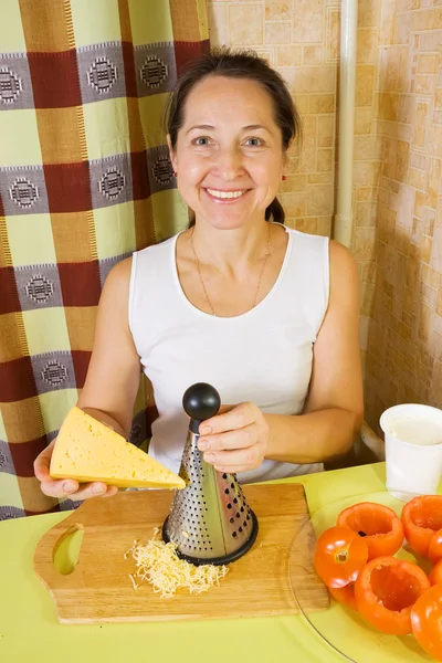 Mujer rallando queso — Foto de Stock