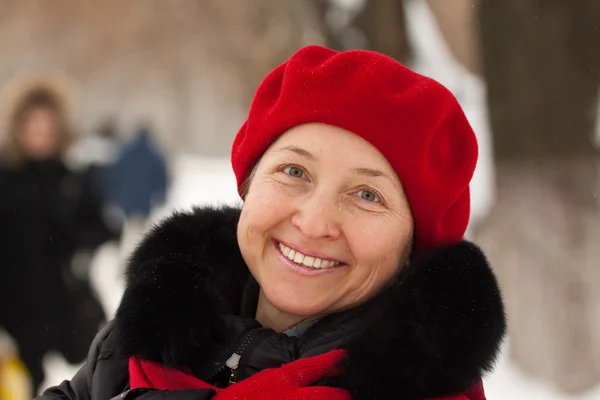 Mogen kvinna på vinter park — Stockfoto