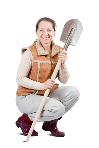 Щаслива жінка сидить з лопатою — стокове фото