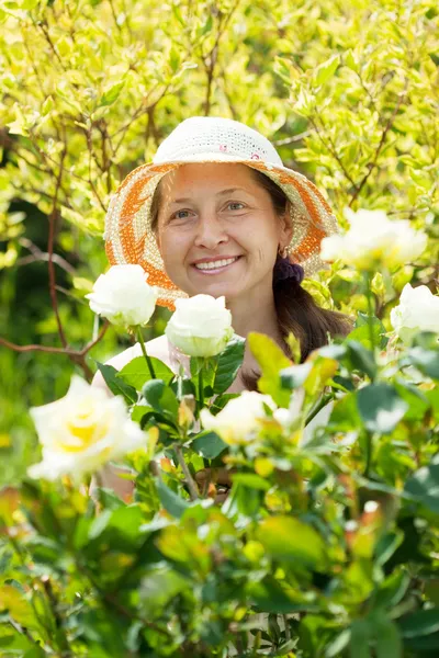 Érett nő virágkereskedések — Stock Fotó