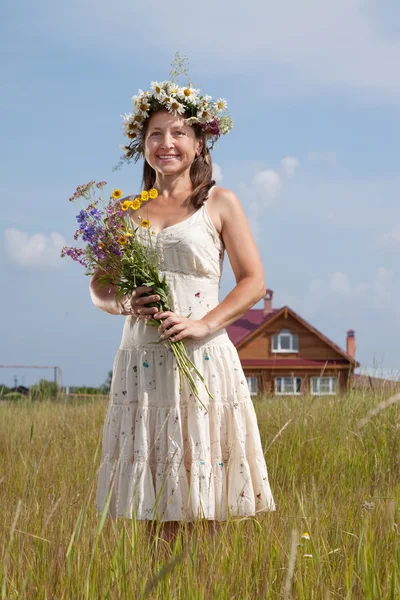 Volwassen vrouw in zomer veld — Stockfoto
