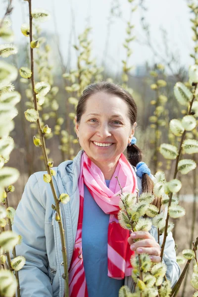 Glad mogen kvinna mot våren — Stockfoto