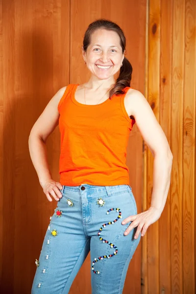 Vrouw toont jeans beaded door haarzelf — Stockfoto