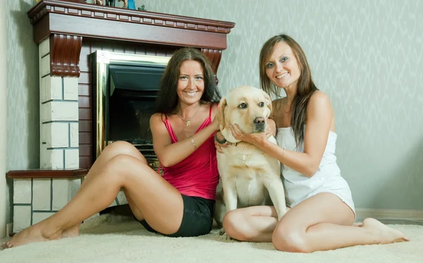 Mulheres com Labrador retriever — Fotografia de Stock