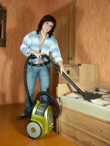 Kadın elektrikli süpürgeyle temizlik yapıyor. — Stok fotoğraf