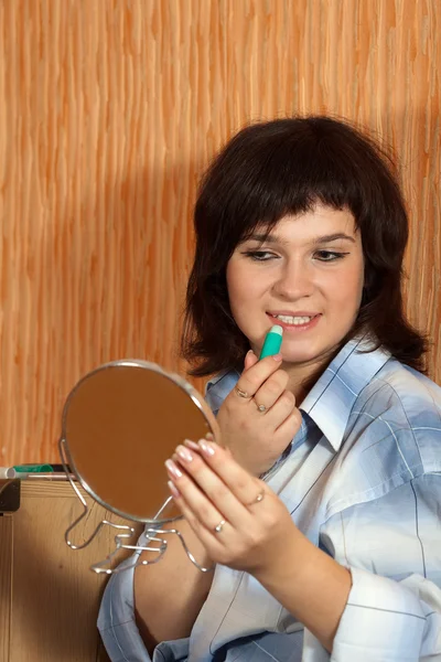 Meisje lippenstift toepassen — Stockfoto