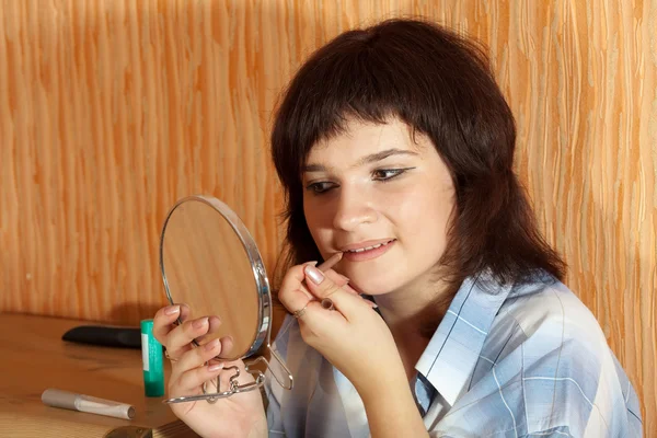 Brunett flicka målar läpparna — Stockfoto