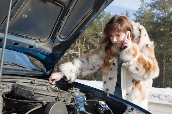 Mladá dívka, opravy auto — Stock fotografie
