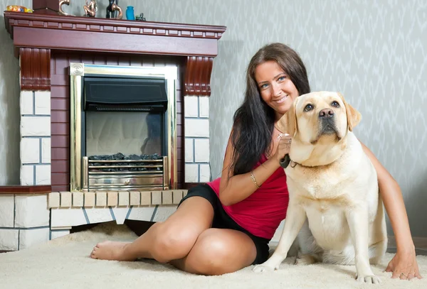 Donna con Labrador retriever — Foto Stock