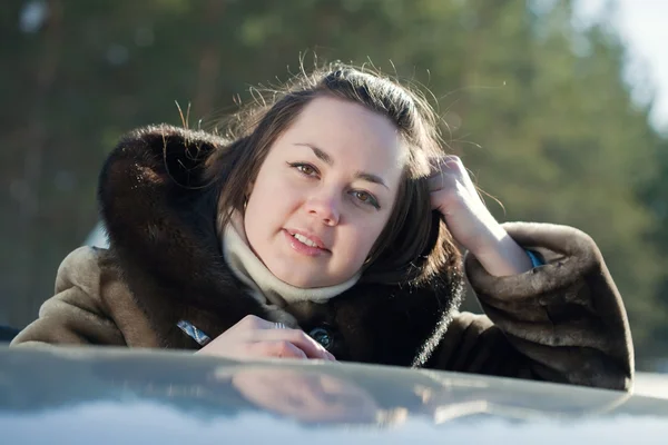 Žena poblíž její auto v zimě — Stock fotografie