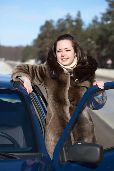 Glad kvinna med bil — Stockfoto