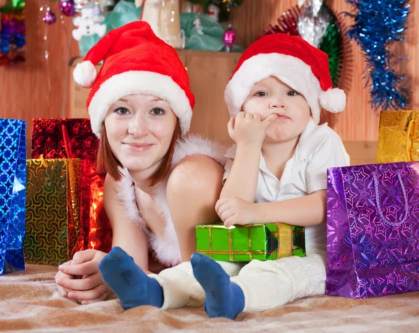 Mutter und kleiner Sohn mit Weihnachtsgeschenken Stockbild