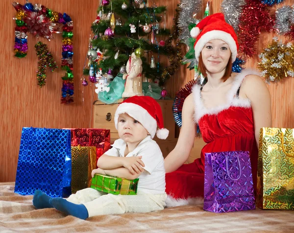 Mutter und kleiner Sohn mit Weihnachtsgeschenken Stockbild