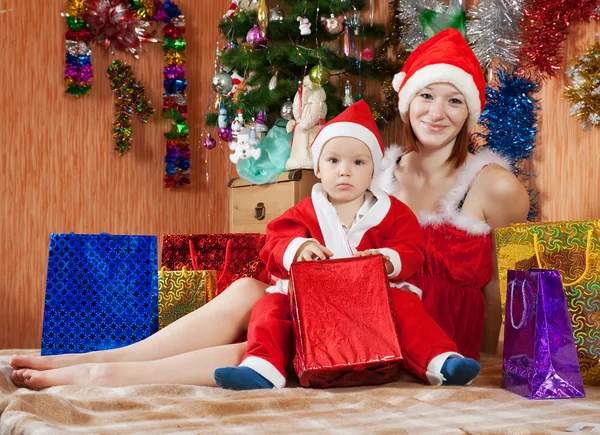 Mutlu anne ve oğlu ile Noel hediyeleri Telifsiz Stok Fotoğraflar