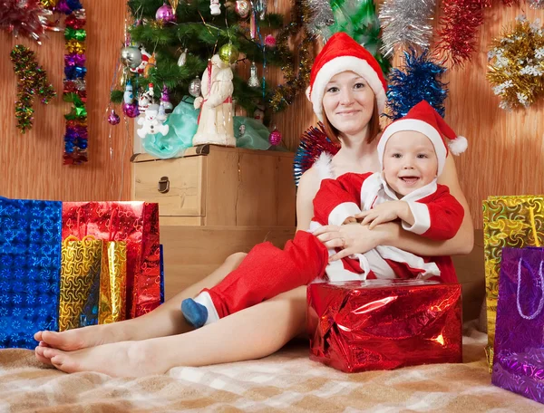 Junge mit Mutter feiert Weihnachten Stockbild