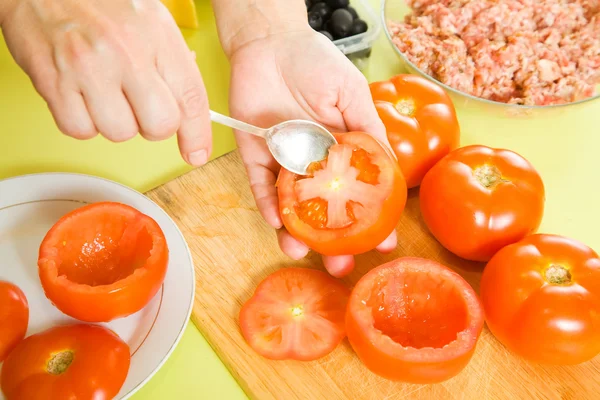 Herstellung gefüllter Tomaten — Stockfoto