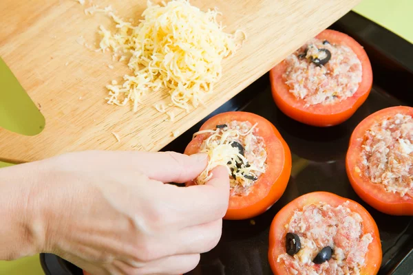 Kuchař přidává sýrem Plněná rajčata — Stock fotografie