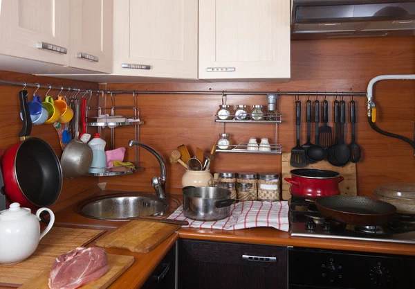 Кухня с посудой — стоковое фото