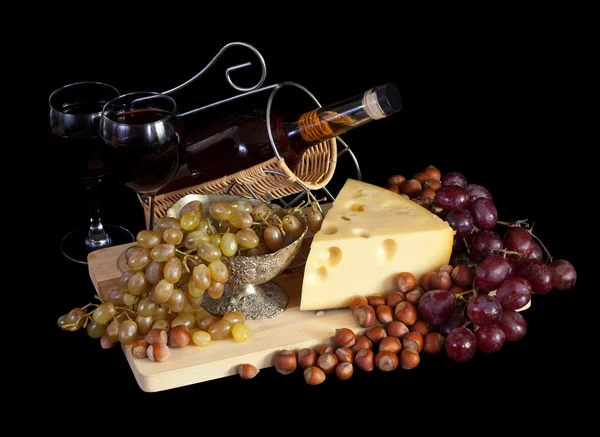 Garrafa de vinho com uvas e queijo — Fotografia de Stock