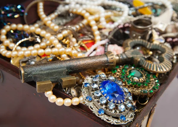 Closeup of Treasure chest and key — Stock Photo, Image