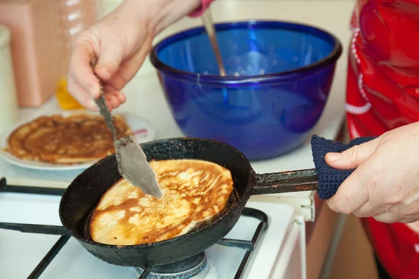 Cook händer matlagning pannkakor — Stockfoto