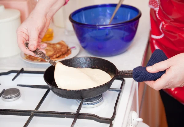 Cuisiner des crêpes mains cuisson — Photo