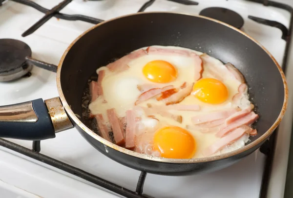 Ovos e bacon em frigideira quente — Fotografia de Stock
