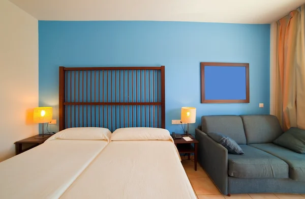 Schlafzimmer mit Doppelbett — Stockfoto