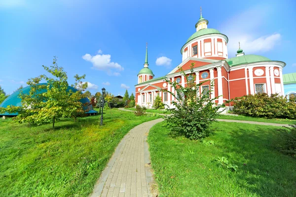 Pravoslavná církev podle podzimní slunce — Stock fotografie