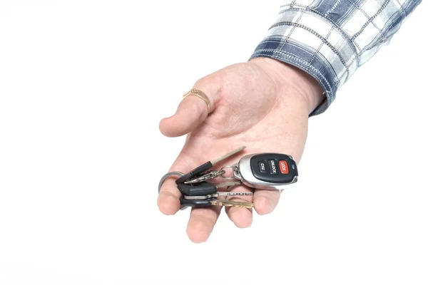 Le mani degli uomini tengono le chiavi su uno sfondo bianco — Foto Stock