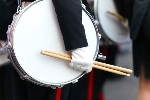 Барабан с рукой и барабанные палочки на параде — стоковое фото