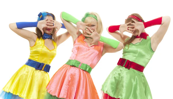 Üç şık genç kadın parlak renkli elbiseler — Stok fotoğraf