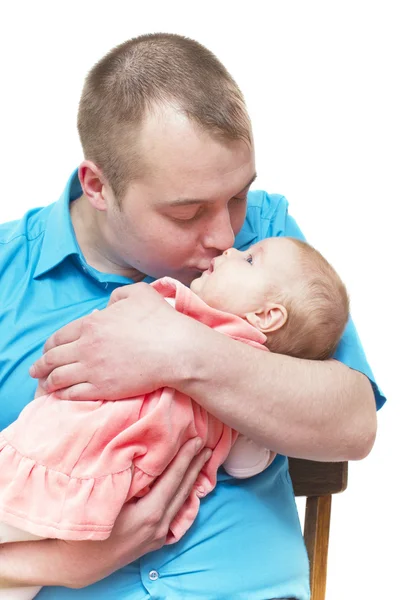 Genç adam ellerini üzerinde onun bebek tutar. — Stok fotoğraf