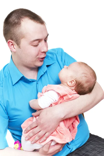 Молодой человек улыбается и держит на руках ребенка — стоковое фото