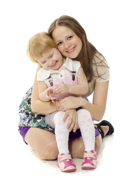 Портрет счастливой матери, сидящей со своим улыбающимся ребенком — стоковое фото
