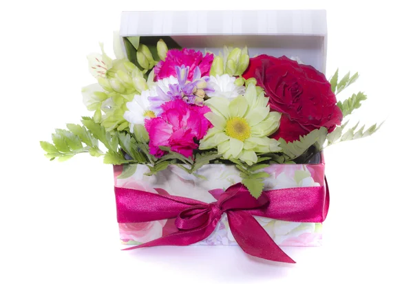 Blumen in der Geschenkbox — Stockfoto