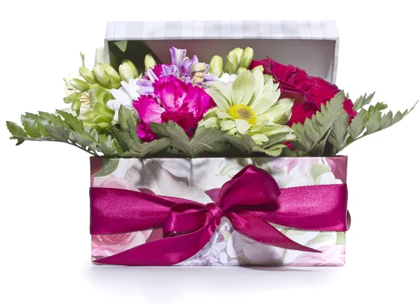 Blumen in der Geschenkbox — Stockfoto