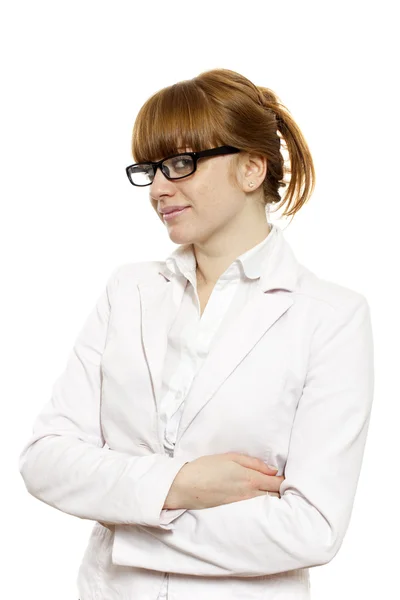 Строгая девушка в очках на белом фоне — стоковое фото