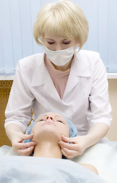 Junge kaukasische Frau im Liegen erhält Kopfmassage — Stockfoto